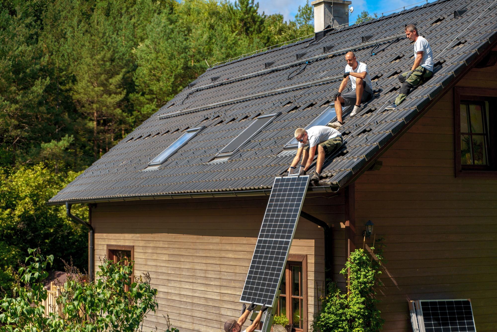 Équipe technique installant des panneaux photovoltaïques