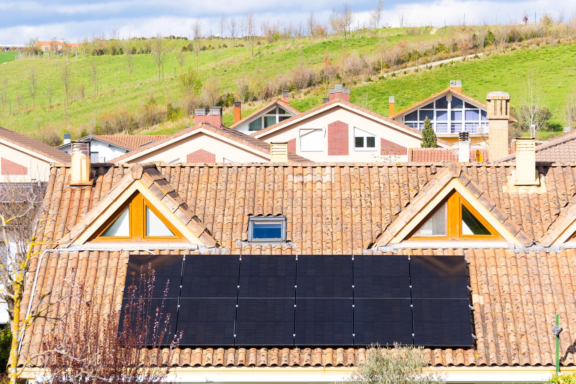 Installateur posant des solutions solaires photovoltaïques, autoconsommation et raccordement sur toiture